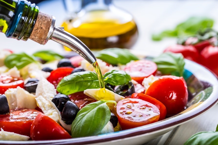 En nyttig olie på salaten er en perfekt måde at genopfylde nyttige fedtsyrer på..